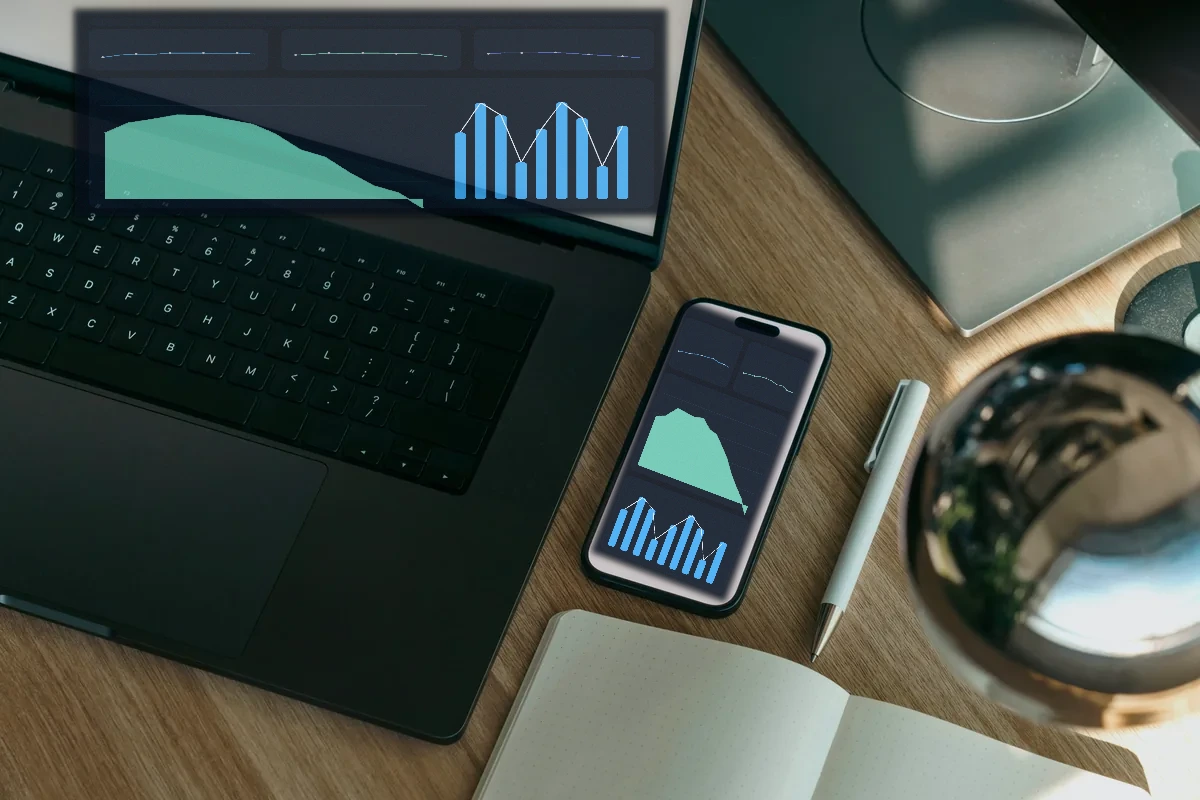 Escritorio con laptop y herramientas de comunicación para atención a clientes